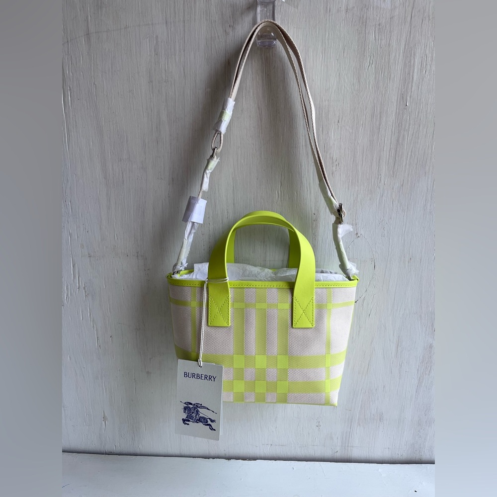 BURBERRY Vivid Lime Gift Box Bundle - Picture 8 of 14